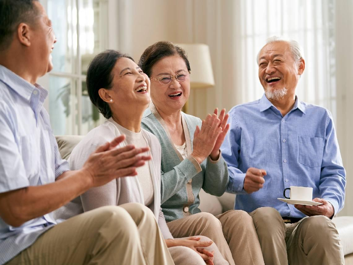 趁有頭髮時快拍遺照、飯吃8分飽剩下2分要吃藥...只有阿公阿嬤能玩的地獄梗：人終有一老，他們如何笑著過？